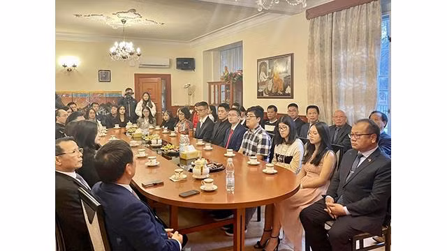 La vue générale de la remise des certificats de mérite aux individus et aux collectifs ayant obtenu des résultats excellents dans l’enseignement et l’apprentissage de la langue vietnamienne en République tchèque. Photo : Ambassade du Vietnam en République tchèque La vue générale de la remise des certificats de mérite aux individus et aux collectifs ayant obtenu des résultats excellents dans l’enseignement et l’apprentissage de la langue vietnamienne en République tchèque. Photo : Ambassade du Vietnam en République tchèque