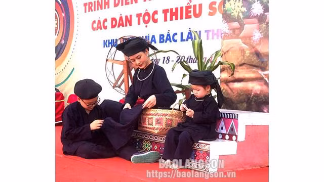 Le Festival des costumes traditionnels des minorités ethniques du Vietnam a eu lieu du 18 au 20 novembre 2022. Photo : baolangson.vn