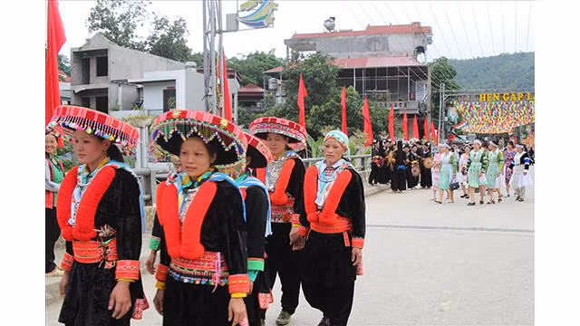 Les gens des groupes ethniques portent des costumes traditionnels au marché tôt le matin. Photo : baodantoc.vn Les gens des groupes ethniques portent des costumes traditionnels au marché tôt le matin. Photo : baodantoc.vn