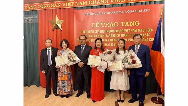 Remise des certificats de mérite aux individus et aux collectifs ayant obtenu des résultats excellents dans l’enseignement et l’apprentissage de la langue vietnamienne en République tchèque. Photo: L'ambassade du Vietnam en R. tchèque 