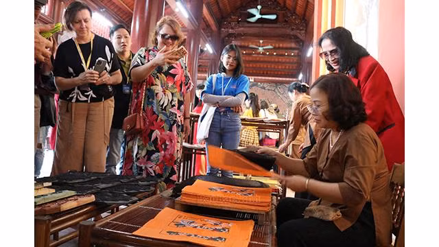 Les artistes nationaux et étrangers découvrent l'art des estampes populaires de Dông Hô. Photo: : baoquangninh.com.vn