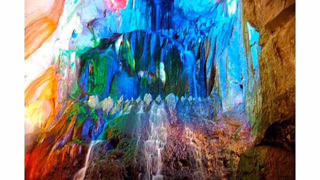C'est une grotte rocheuse naturelle de plus de 500 m de long, avec de nombreuses scènes spectaculaires. Photo : http://dulich24.com.vn C'est une grotte rocheuse naturelle de plus de 500 m de long, avec de nombreuses scènes spectaculaires. Photo : http://dulich24.com.vn