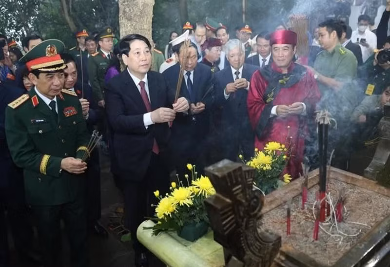 Le président vietnamien Luong Cuong offre de l’encens au mausolée des rois Hùng. Photo : VNA.