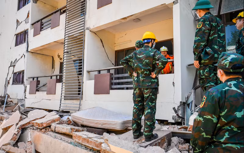 L'Armée populaire vietnamienne a envoyé une équipe du génie composée de 6 membres pour coordonner les opérations de sauvetage avec les forces de secours turques et birmanes. Photo: NDEL