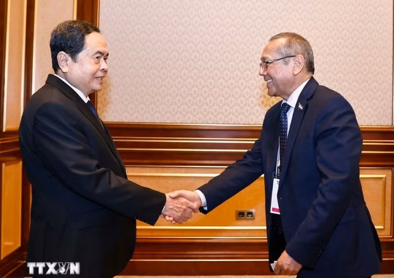 Le président de l’Assemblée nationale du Vietnam, Trân Thanh Mân (gauche), et Ulugbek Inoyatov, président du Parti démocratique populaire d’Ouzbékistan. Photo : VNA.