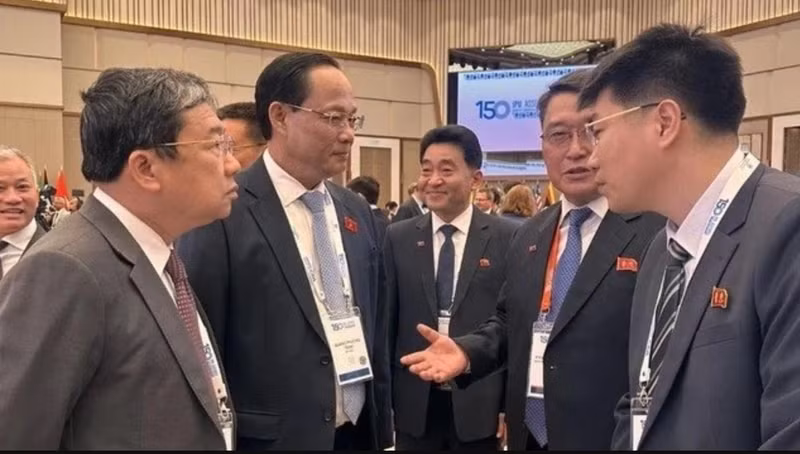 Rencontre entre le vice-président de l’Assemblée nationale (AN) du Vietnam, Tran Quang Phuong et Maeng Kyung Il, vice-président de l’Assemblée populaire suprême de la République populaire démocratique de Corée (RPDC). Photo : Nhân dân