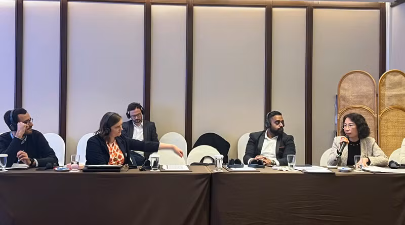 À la fin du colloque, les deux parties vietnamienne et française ont discuté de nombreuses questions intéressantes telles que le mode de paiement lors de la mise en œuvre de la billettique, la coordination entre les opérateurs privés et publiques, et le partage des données liées aux lignes de transport en commun. Photo: Mai Khanh/NDEL À la fin du colloque, les deux parties vietnamienne et française ont discuté de nombreuses questions intéressantes telles que le mode de paiement lors de la mise en œuvre de la billettique, la coordination entre les opérateurs privés et publiques, et le partage des données liées aux lignes de transport en commun. Photo: Mai Khanh/NDEL