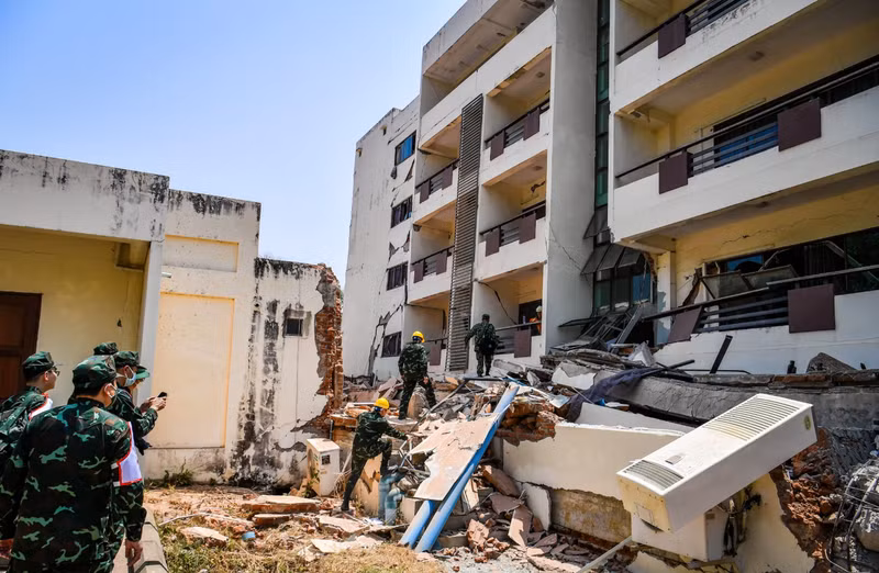 Alors qu'elle menait des opérations de secours à l'hôpital Ottara Thiri dans la capitale Naypyidaw du Myanmar, l'équipe de secours de l'Armée populaire vietnamienne a reçu des informations selon lesquelles une victime du tremblement de terre était piégée dans les décombres. Photo: NDEL
