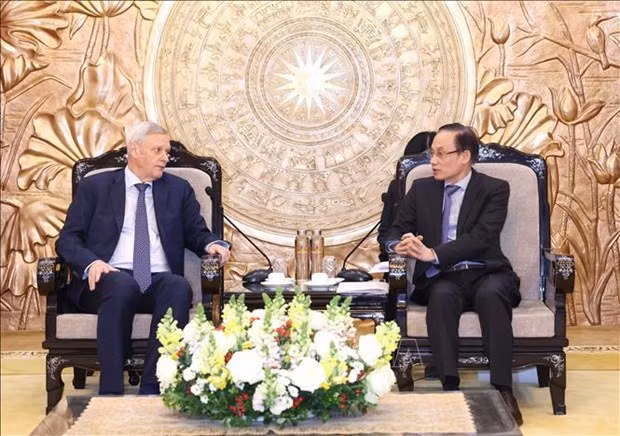 Le président de la Commission des Relations extérieures du Comité central du Parti, Lê Hoài Trung (à droite) et le premier vice-ministre russe des Affaires étrangères, Vladimir Titov. Photo : VNA.