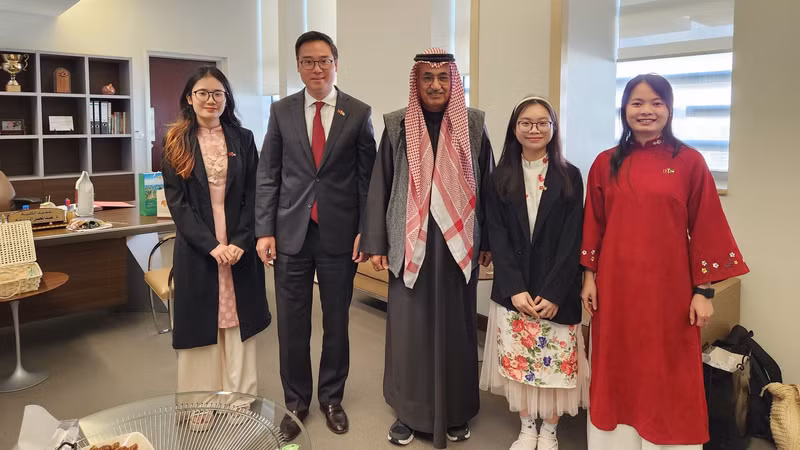 L’ambassadeur du Vietnam au Koweït, Ngo Toan Thang, le représentant de la Faculté des Arts de l’Université du Koweït et les étudiants vietnamiens apprennant la langue arabe. Photo: baoquocte