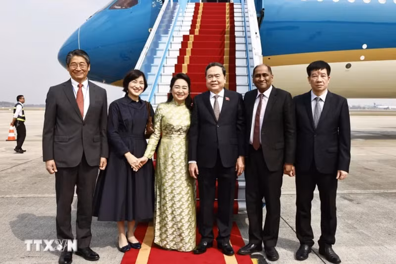 L’ambassadeur de Singapour Jaya Ratnam et l’ambassadeur du Japon Ito Naoki font leurs adieux au président de l’Assemblée nationale Trân Thanh Mân (troisième à droite) et à son épouse avant leur départ pour Singapour et le Japon, à Hanoi, le 1er décembre. Photo : VNA