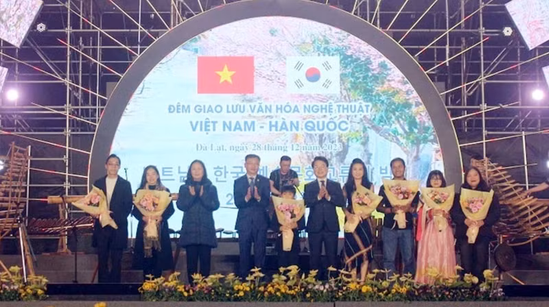 Lors de la soirée d’échanges culturels et artistiques entre les villes de Da Lat, province de Lâm Dong et de Chuncheon, République de Corée. Photo: NDEL