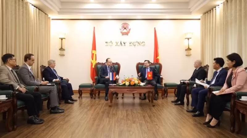 Le ministre de la Construction, Nguyen Thanh Nghi (à droite), et l’ambassadeur de Russie au Vietnam, Bezdetko Gennady Stepanovich. Photo: BXD