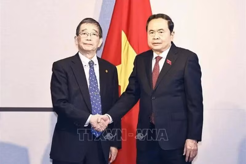 Le président de l’Assemblée nationale Trân Thanh Mân (à droite) reçoit le président de l’Association d’amitié Nagasaki-Vietnam Tomioka Tsutomu. Photo : VNA.