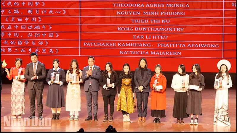 Lors de la cérémonie de remise des prix du concours de création de courtes vidéos sur des histoires en chinois ayant pour thème « Moi et la Chine ». Photo: NDEL