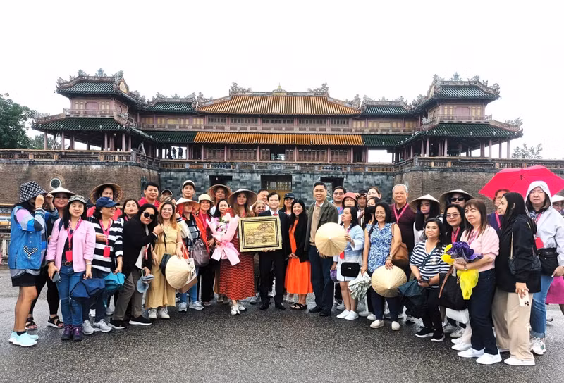 Une délégation Famtrip, composée de 63 membres représentant des agences de voyages philippines, est venue enquêter sur les destinations touristiques célèbres de la province de Thua Thien Hue. Photo: VOV