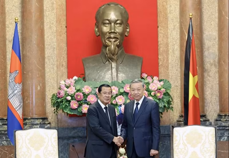Le président To Lam (droite) et le président du Parti du peuple cambodgien (PPC) et président du Sénat du Cambodge Samdech Techo Hun Sen. Photo : VNA.