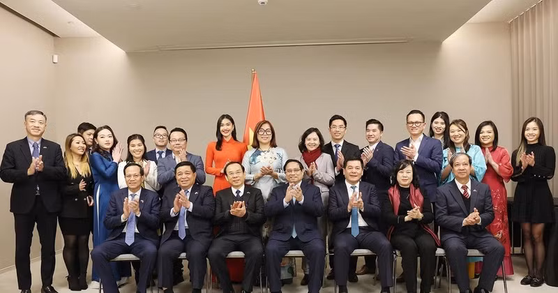 Le Premier ministre Pham Minh Chinh et des membres du Réseau d'innovation vietnamien en Europe. Photo : VNA Zalo Facebook Twitter Impression Copy link. 