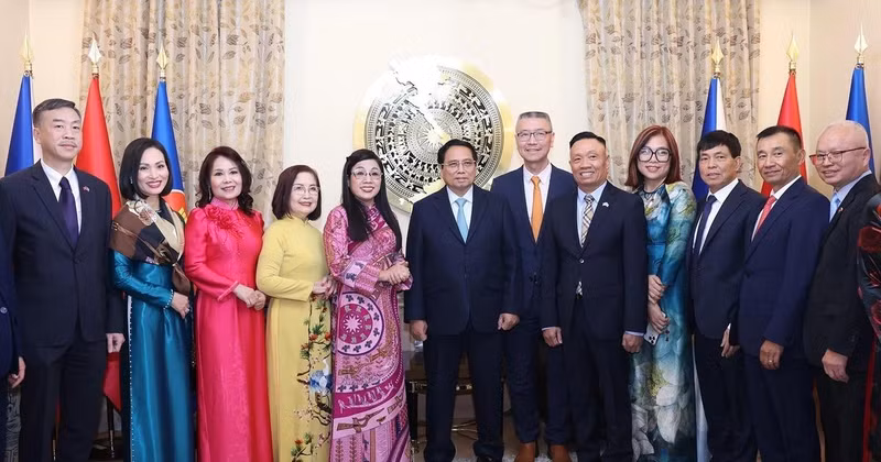 Le Premier ministre Pham Minh Chinh, son épouse et des Vietnamiens en République tchèque. Photo : VNA.