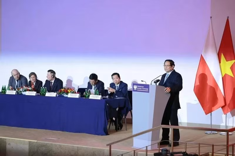 Le Premier ministre Pham Minh Chinh prend la parole au Forum d'affaires Pologne-Vietnam. Photo : VNA 