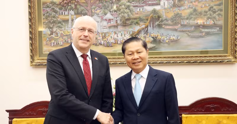 Le vice-ministre du Travail, des Invalides et des Affaires sociales, Lê Tan Dung (à droite), et l'ambassadeur de Finlande au Vietnam, Keijo Norvanto. Photo : molisa.gov.vn