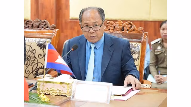 Le gouverneur de la province de Banteay Meanchey, Oum Reatrey, s'exprme lors de l'entretien. Photo : baovanhoa.vn Le gouverneur de la province de Banteay Meanchey, Oum Reatrey, s'exprme lors de l'entretien. Photo : baovanhoa.vn