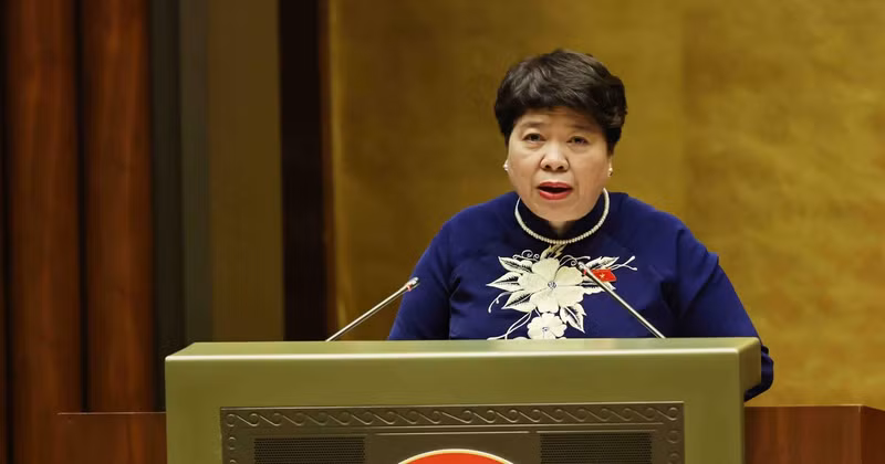 La présidente de la Commission des affaires sociales de l'Assemblée nationale, Nguyen Thuy Anh, présente un rapport lors de la séance de travail. Photo : VNA.