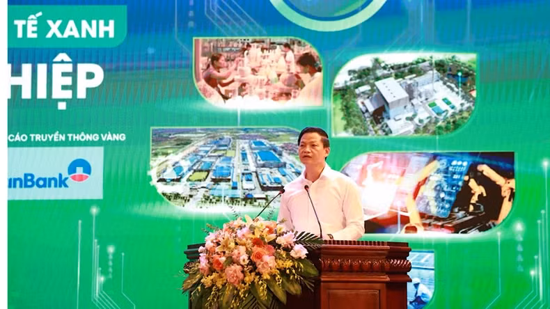 Le vice-président permanent du Comité populaire de la province de Bac Ninh, Vuong Quôc Tuân, s'exprime lors du forum. Photo : nhandan.vn