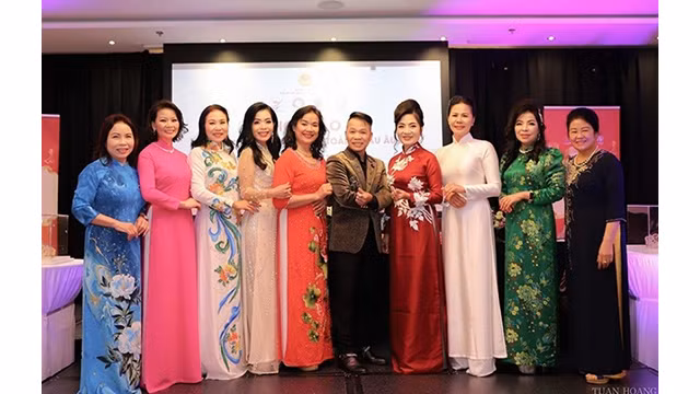 Le président de l'Association culturelle et artistique du Vietnam en République tchèque, Pham Gia Hâu et les candidates participant au 3e concours Miss Ao Dai en Europe de 2024. Photo : Association culturelle et artistique en République tchèque. 