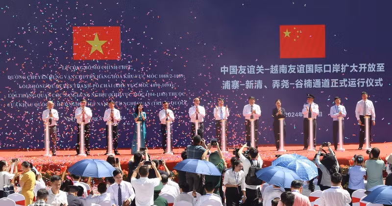 Les délégués lors de la cérémonie d’inauguration de la paire de postes-frontières Huu Nghi – Youyi Guan. Photo : VNA.