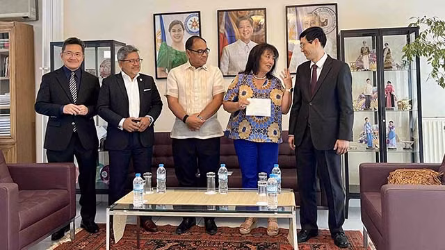 Remise des dons collectés à la foire de l'ASEAN Bazaar 2024. Photo : baoquocte.vn