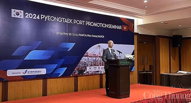 Le directeur adjoint du Département d'import-export relevant du Ministère de l'Industrie et du Commerce, Trân Thanh Hai, prend la parole lors de l'événement. Photo : congthuong.vn Le directeur adjoint du Département d'import-export relevant du Ministère de l'Industrie et du Commerce, Trân Thanh Hai, prend la parole lors de l'événement. Photo : congthuong.vn