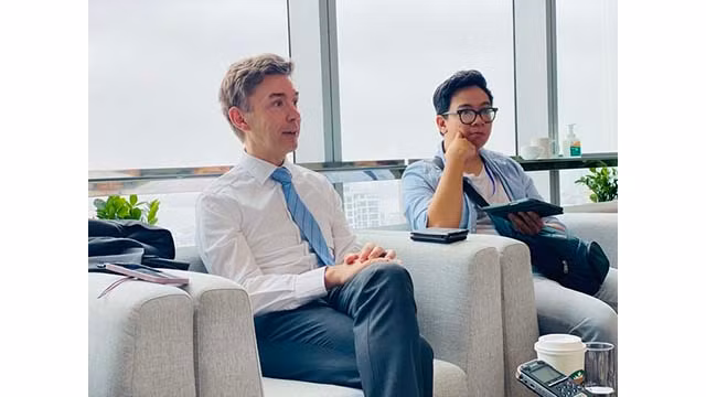 L'ambassadeur de l’UE au Vietnam, Julien Guerrier lors d’une rencontre avec des journalistes vietnamiens. Photo : tienphong.vn