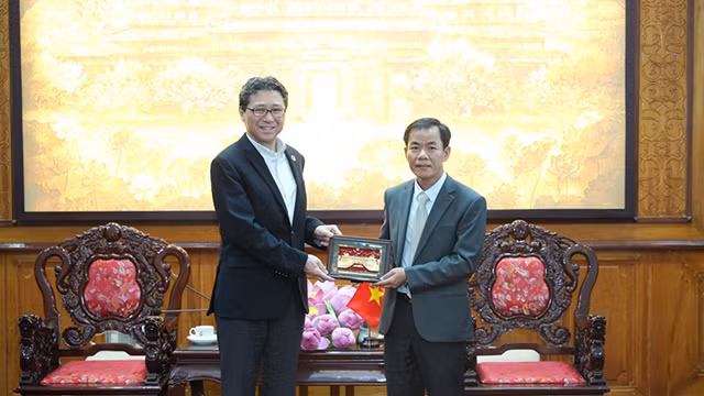 Le secrétaire adjoint du Comité provincial du Parti et président du Comité populaire de la province de Thua Thiên-Huê, Nguyên Van Phuong présente un cadeau de souvenir au consul général du Japon dans la ville de Dà Nang, Mori Takero. Photo : baothuathienhue.vn