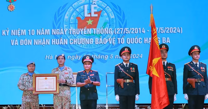 Le général de corps d’armée Hoàng Xuân Chiên, vice-ministre de la Défense, remet l’Ordre de défense de la Patrie de troisième classe à l’unité du génie n°1. Photo : VNA.