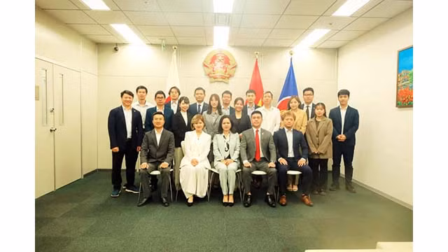 Les délégués lors de la cérémonie de lancement de l'Association des technologies de l'information du Vietnam à Kyushu au siège du Consulat général du Vietnam à Fukuoka. Photo: baoquocte.vn