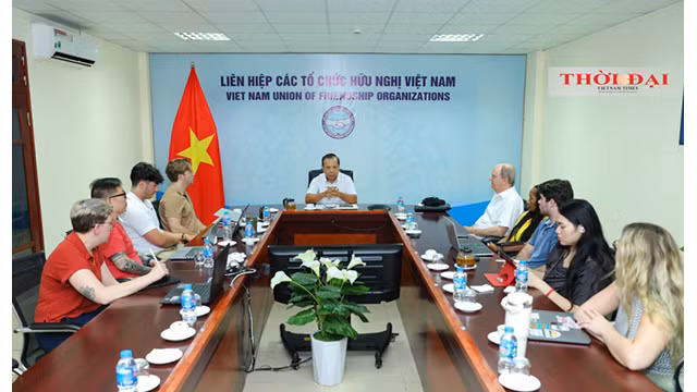 Une délégation de professeurs et d'étudiants de l'École O'neil des affaires publiques et environnementales de l'Université américaine d'Indiana cherchent à connaitre l'histoire du Vietnam. Photo : thoidai.com.vn