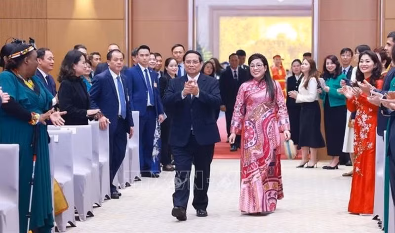 Le Premier ministre Pham Minh Chinh et son épouse président un banquet en l’honneur du corps diplomatique à l’occasion du Nouvel An lunaire. Photo: VNA