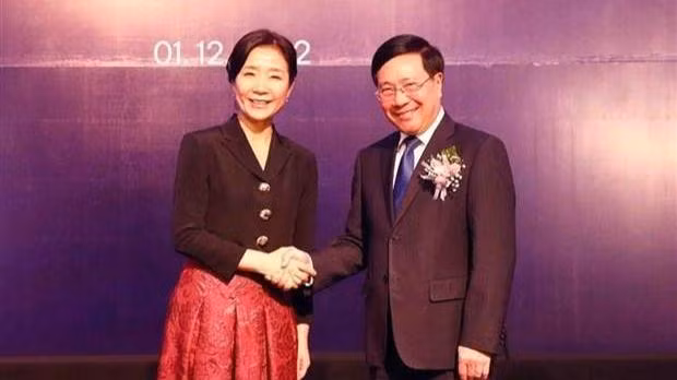 Le Vice-Premier ministre permanent Pham Binh Minh et l'ambassadeur de la République de Corée au Vietnam, Oh Young-ju. Photo : VNA.
