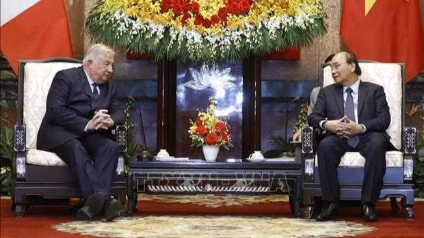 Le Président vietnamien, Nguyên Xuân Phuc (à droite), et le Président du Sénat français, Gérard Larcher. Photo : VNA.
