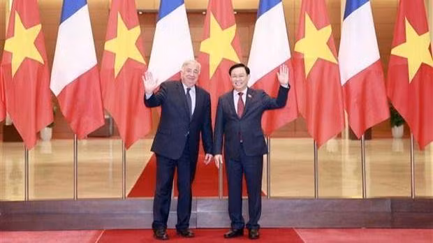 Le Président de l'Assemblée nationale, Vuong Dinh Huê (à droite), et le Président du Sénat français, Gérard Larcher. Photo : VNA.