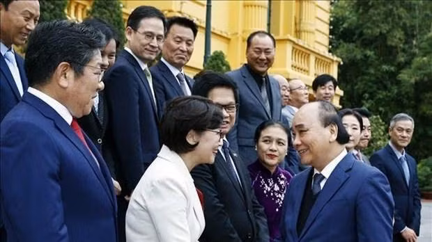 Le Président Nguyên Xuân Phuc avec des représentants d’organisations des citoyens sud-coréens vivant et travaillant au Vietnam. Photo : VNA.
