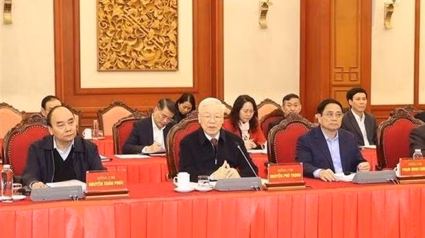 Le secrétaire général du Parti, Nguyen Phu Trong (au centre) lors de la réunion du Bureau politique. Photo : VNA