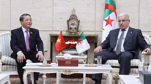 Le vice-président de l'Assemblée nationale vietnamienne, Nguyên Duc Hai (gauche), et le président de l'Assemblée populaire nationale algérienne (APN), Ibrahim Boughali. Photo: VNA