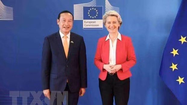 L'ambassadeur du Vietnam en Belgique chargé du Grand-Duché de Luxembourg, également chef de la Mission du Vietnam auprès de l'UE, Nguyên Van Thao, et la présidente de la CE, Ursula von der Leyen. Photo : VNA.