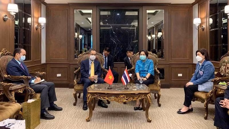 Lors de la rencontre entre l’ambassadeur vietnamien en Thaïlande, Phan Chi Thành, et Angkana Chitatitta, maire adjointe de Saraburi. Photo: NDEL 