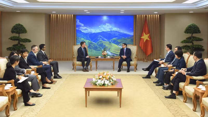 Une vue générale de la rencontre entre le Premier ministre Pham Minh Chinh et le directeur de l’exploitation de Nike, Inc., Andy Campion, à Hanoi. Photo : Trân Hai/NDEL.