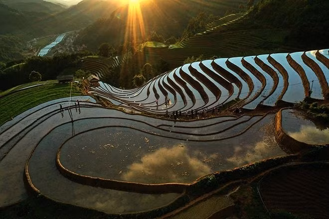 Pas aussi colorés et splendides que l'automne, les champs en terrasses de Mu Cang Chai à la saison de mise en eau des rizières apportent une couleur profonde, la beauté sauvage de la région montagneuse du Nord-Ouest.
