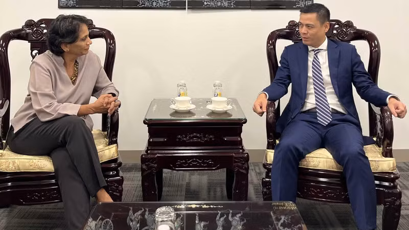 L’ambassadeur vietnamien, Dang Hoang Giang (à droite), chef de la Mission permanente du Vietnam auprès de l’ONU, et la sous-secrétaire générale et directrice du Bureau régional du Programme des Nations unies pour le développement (PNUD) pour l’Asie et le Pacifique, Kanni Wignaraja. Photo: baoquocte.vn