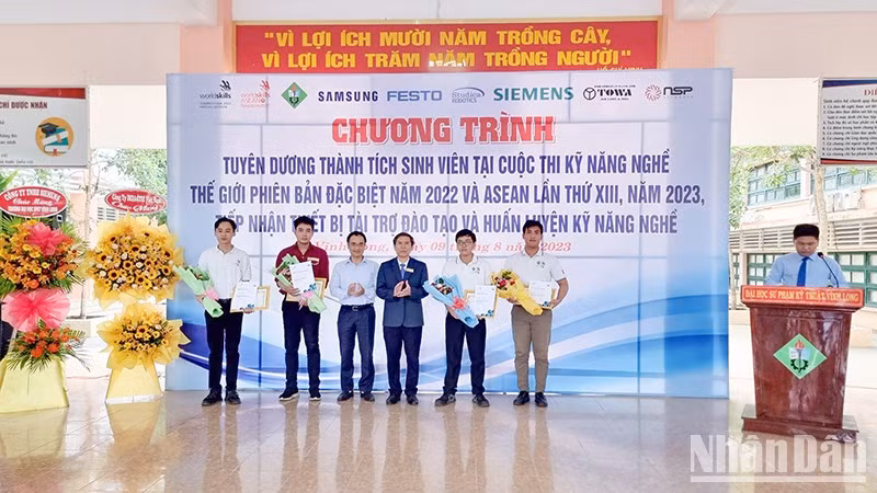 Vinh Long félicite les étudiants pour leurs excellents résultats en matière de compétences professionnelles mondiales. Photo : NDEL.